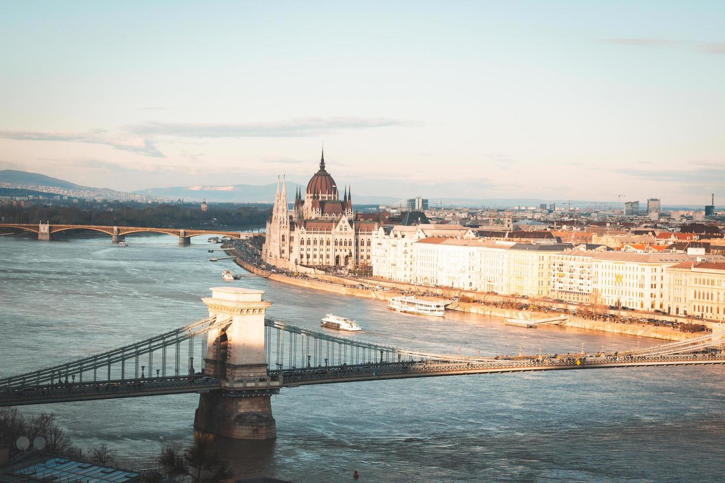 weiße und braune Betongebäude und Brücke foto