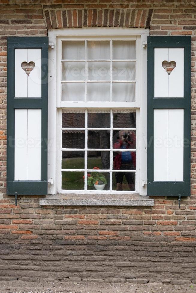 altes Fenster im alten Haus foto