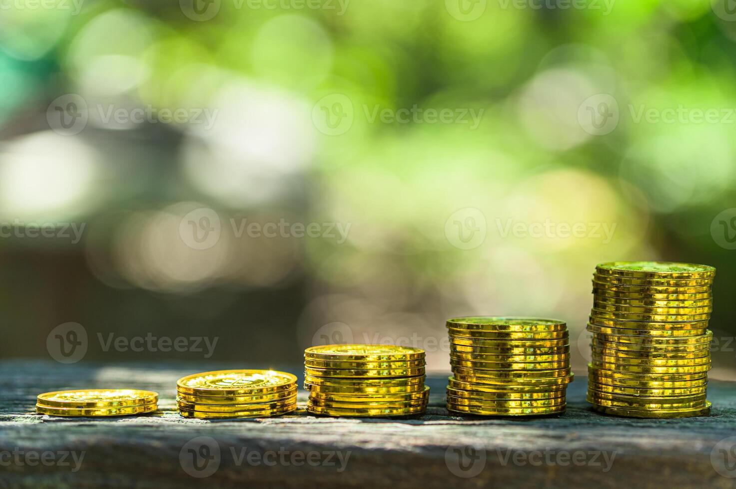 Stapel von Goldmünzen auf dem Tisch draußen foto