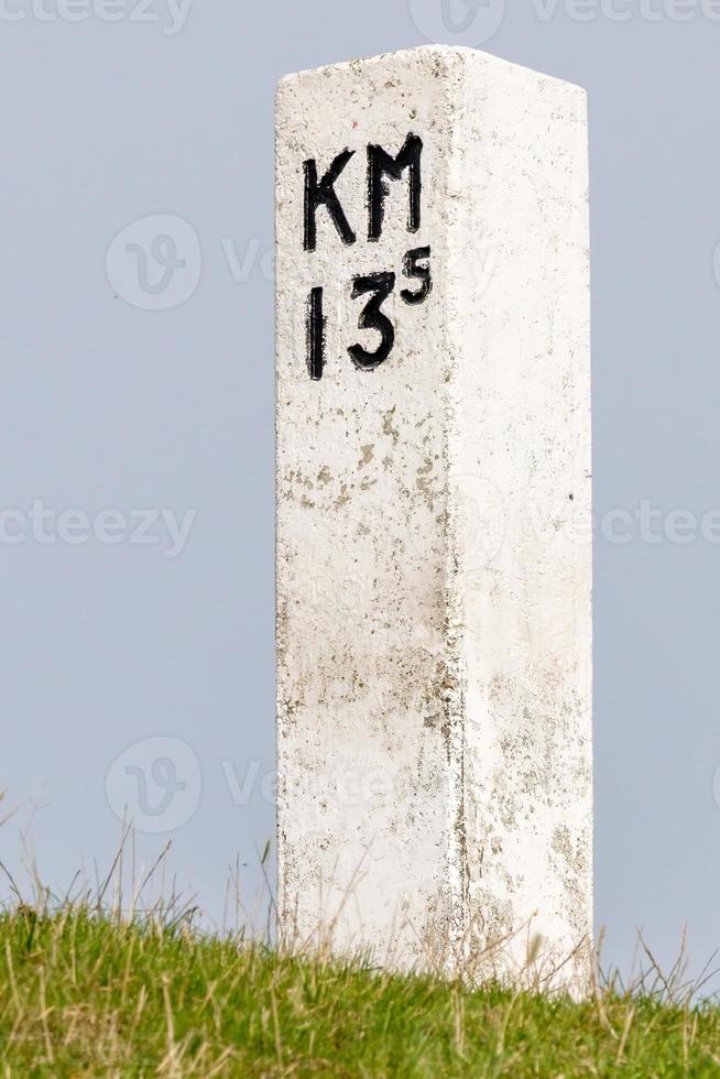 Betonmast mit Kilometeranzeige foto