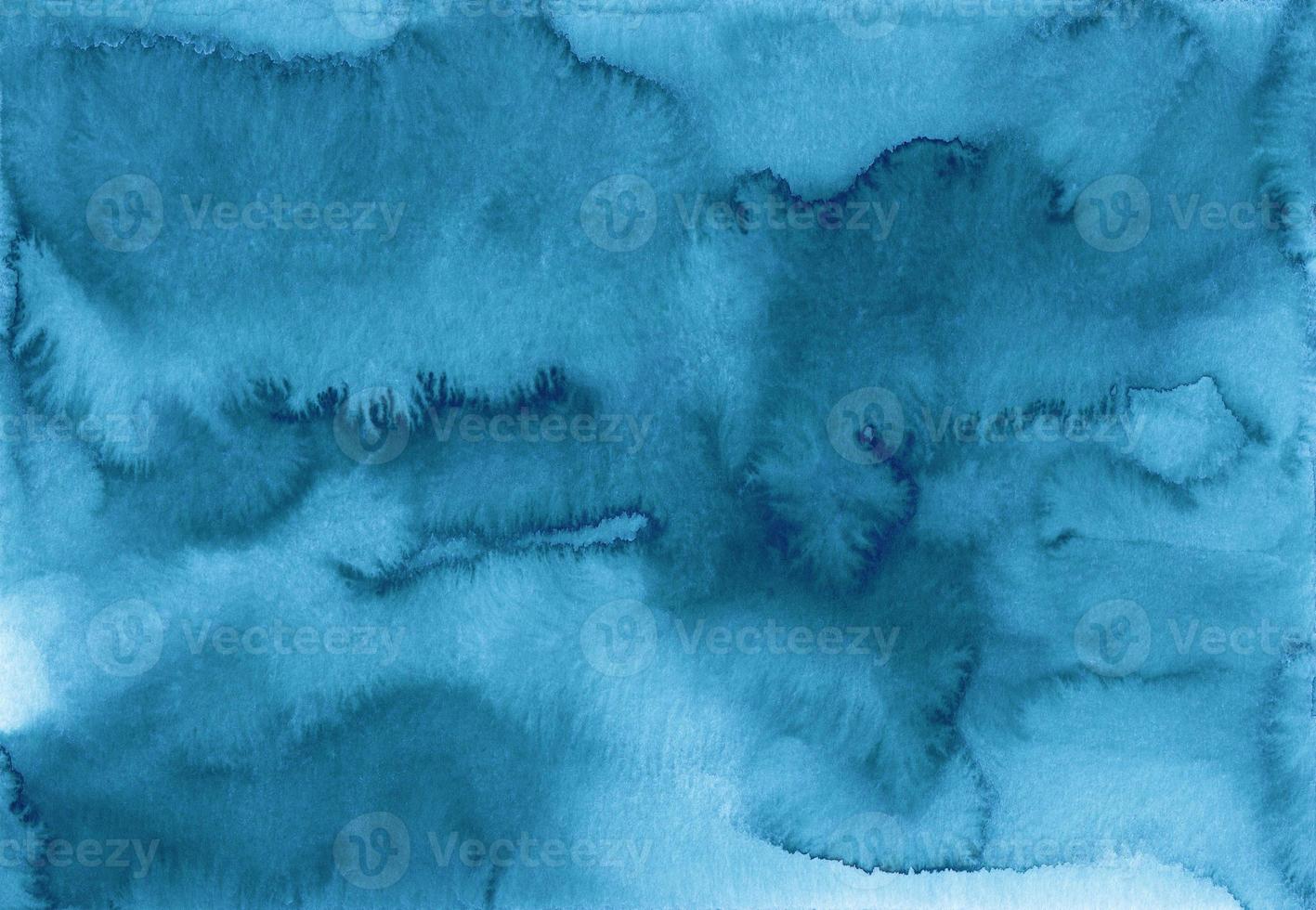 abstrakte dunkelblaue Aquarellhintergrundbeschaffenheit, handgemalt. künstlerischer flüssiger marineblauer hintergrund, flecken auf papier. Tapete mit Aquarellmalerei. foto