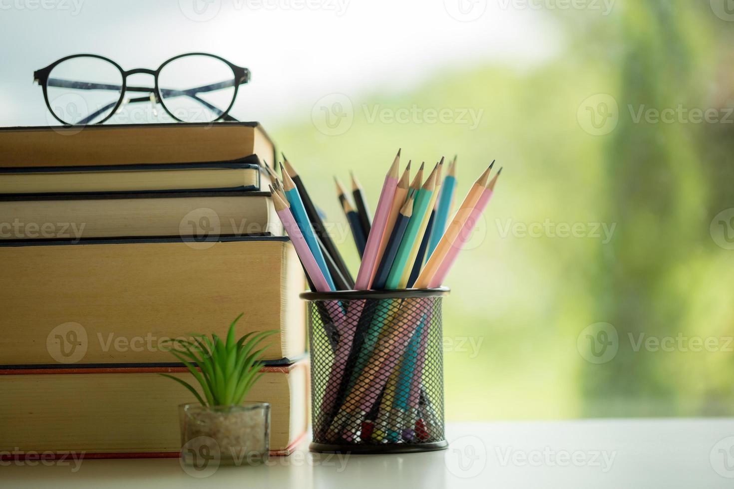 Objektbildung grüner Naturhintergrund mit Stapel alter Bücher oder alter Bibel, offenes Papierbuch auf Holztisch mit Kopierraum. konzept des schulanfangs, forschungsstudie foto