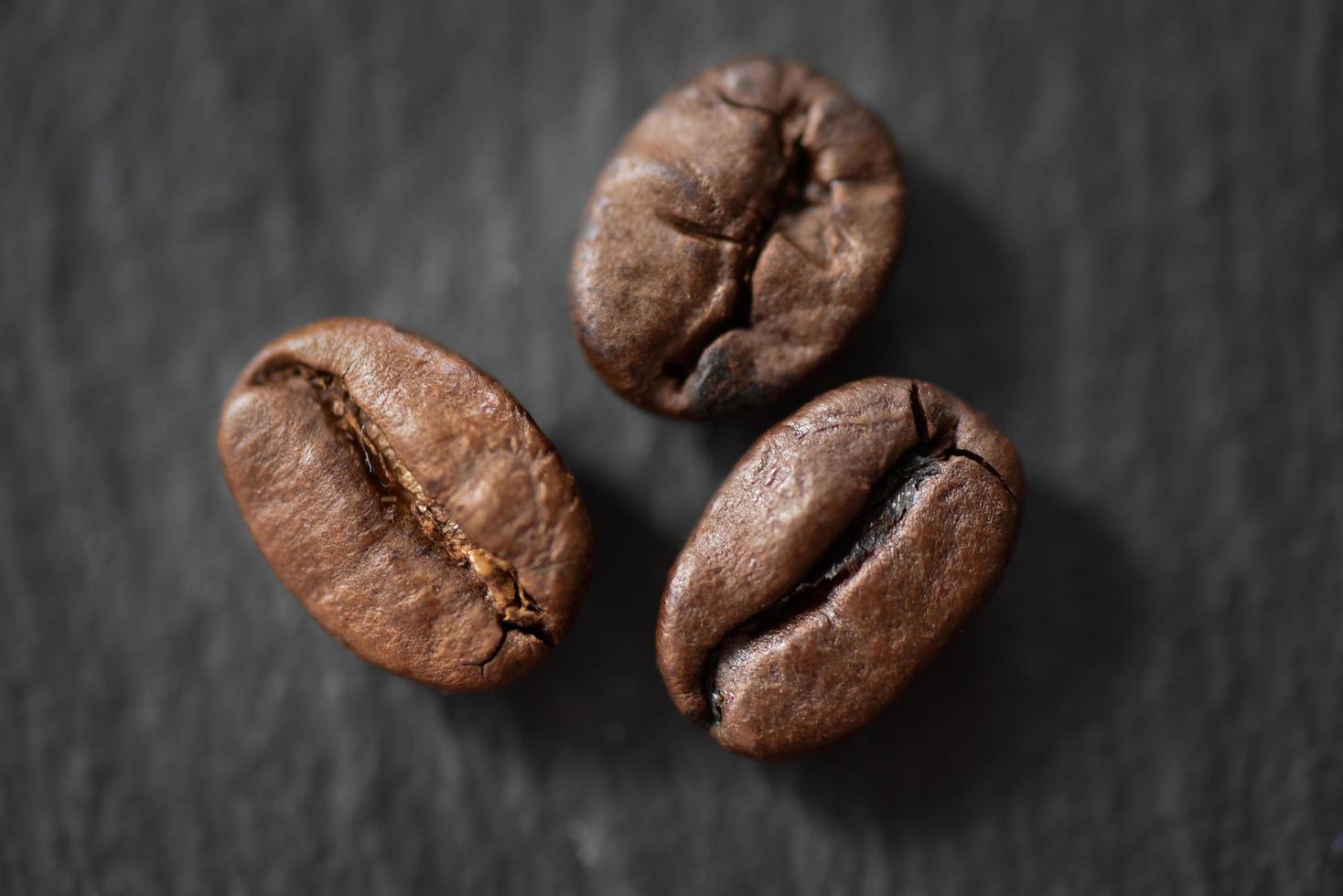 drei geröstete Kaffeebohnen foto