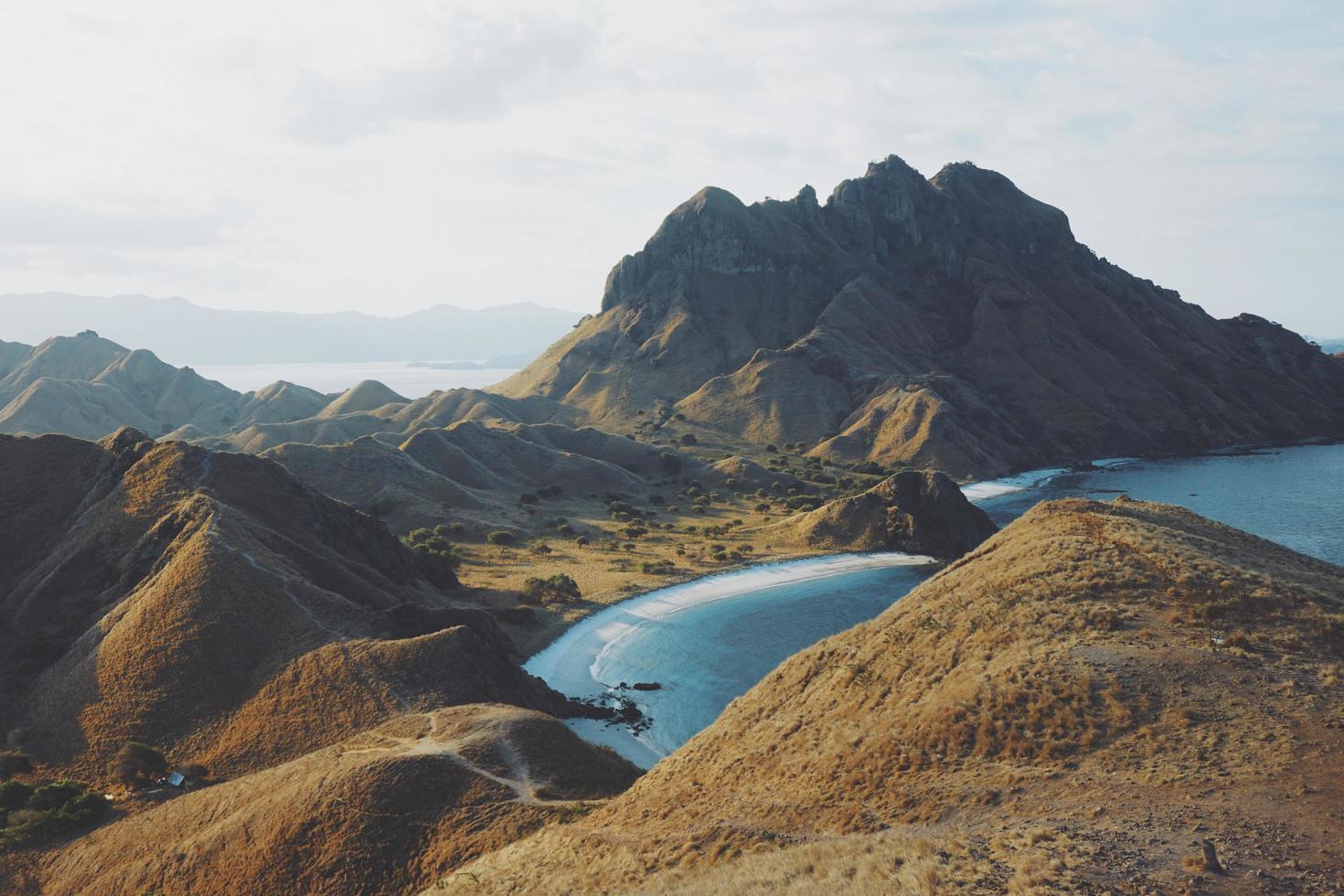 Luftaufnahme von Bergen, die vom Meer umgeben sind foto