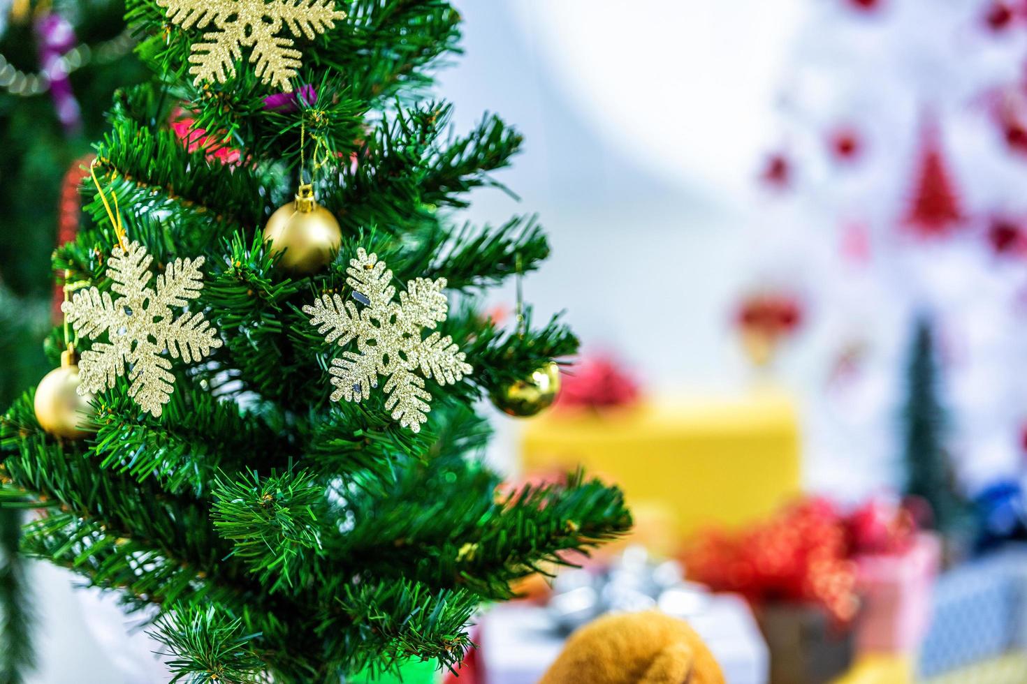 Weihnachtsbaum mit Dekorationen foto