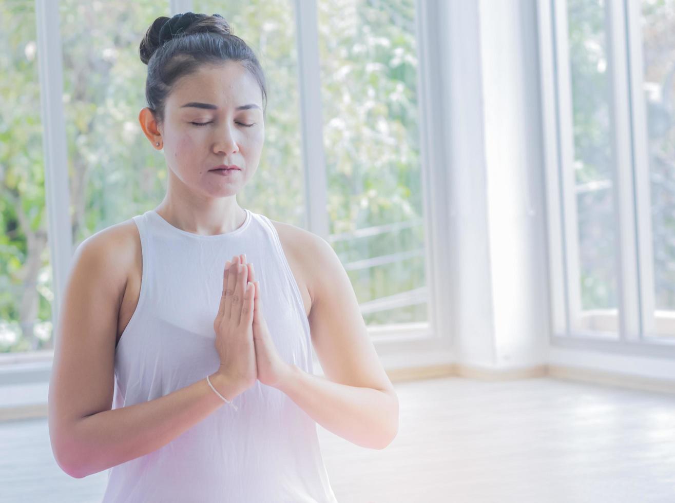 asiatische Frau, die Yoga praktiziert foto