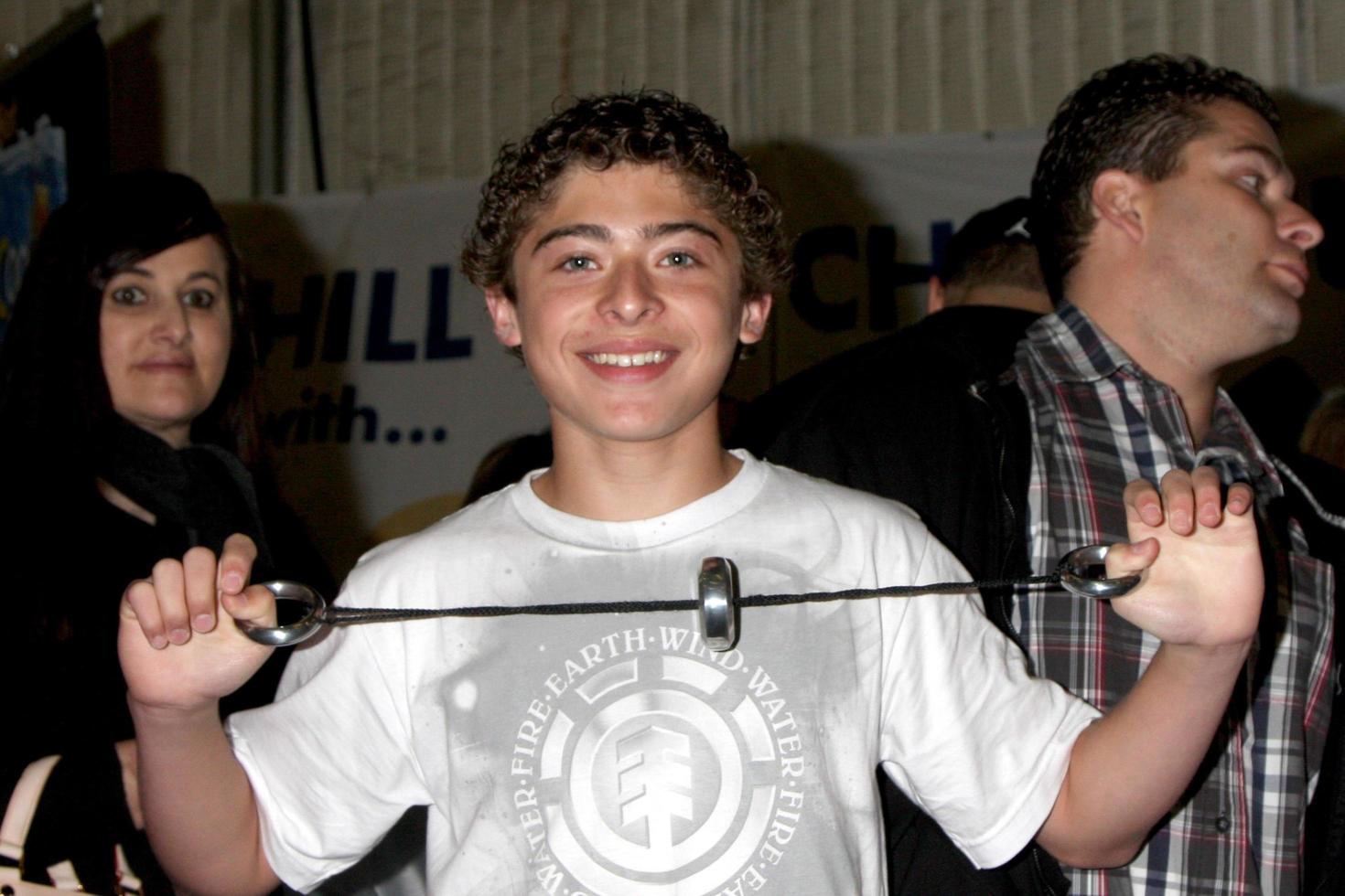 los angeles, 20. nov - ryan ochoa in der verbundenen s celebrity gift suite zur feier der 2010 american music awards in den ben kitay studios am 20. november 2010 in los angeles, ca foto