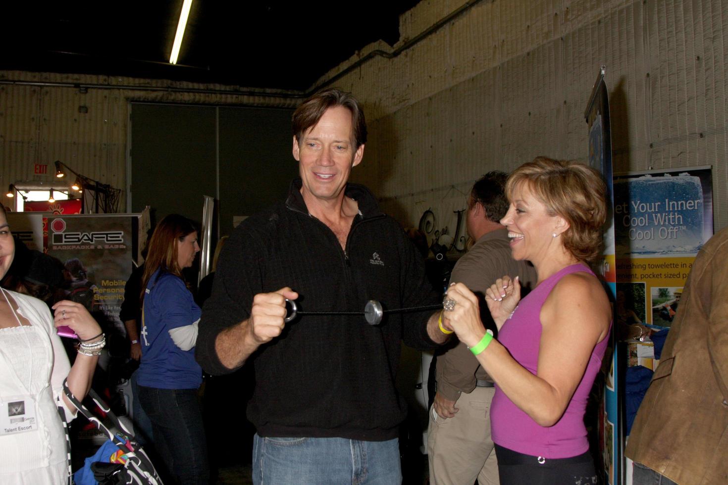 los angeles, 20. nov - kevin sorbo, forbes riley in der verbundenen s celebrity gift suite zur feier der 2010 american music awards in den ben kitay studios am 20. november 2010 in los angeles, ca foto