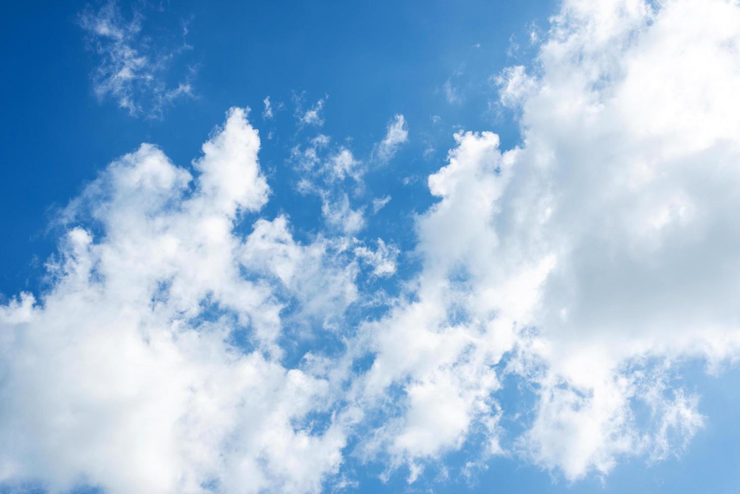 schöne Wolke auf Hintergrund des blauen Himmels foto