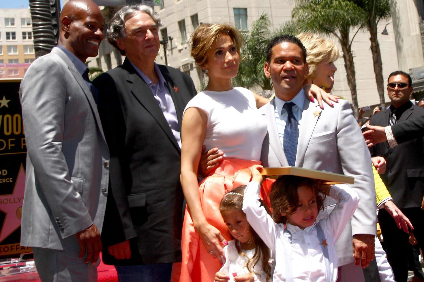 los angeles, 20. juni - pitbull, gergory nava, emme anthony, jennifer lopez, max anthony, jane fonda, keenan ivory wayans auf dem hollywood walk of fame sternzeremonie für jennifer lopez im w hollywood hotel am 20. juni 2013 in los angeles , ca foto