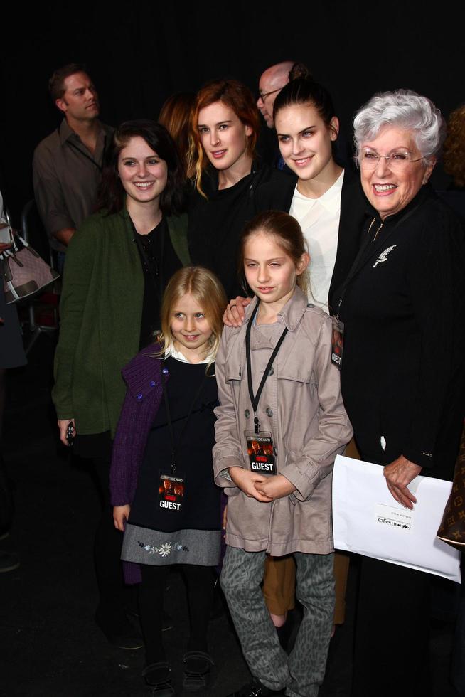 los angeles, jan 31 - marlene willis mit enkelinnen hayley willis, sienna willis, tallulah belle willis, rumer willis bei der enthüllungsveranstaltung für ein gutes tag zum sterben hart wandbild in den fox studios des 20. jahrhunderts am 31. januar 2013 in los angeles, ca foto