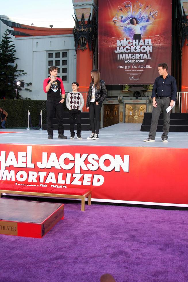 los angeles, 26. jan - prinz michael jackson, prinz michael jackson, ii alias decke jackson, paris jackson bei der michael jackson verewigten hand- und fußabdruckzeremonie im graumans chinese theater am 26. januar 2012 in los angeles, ca foto