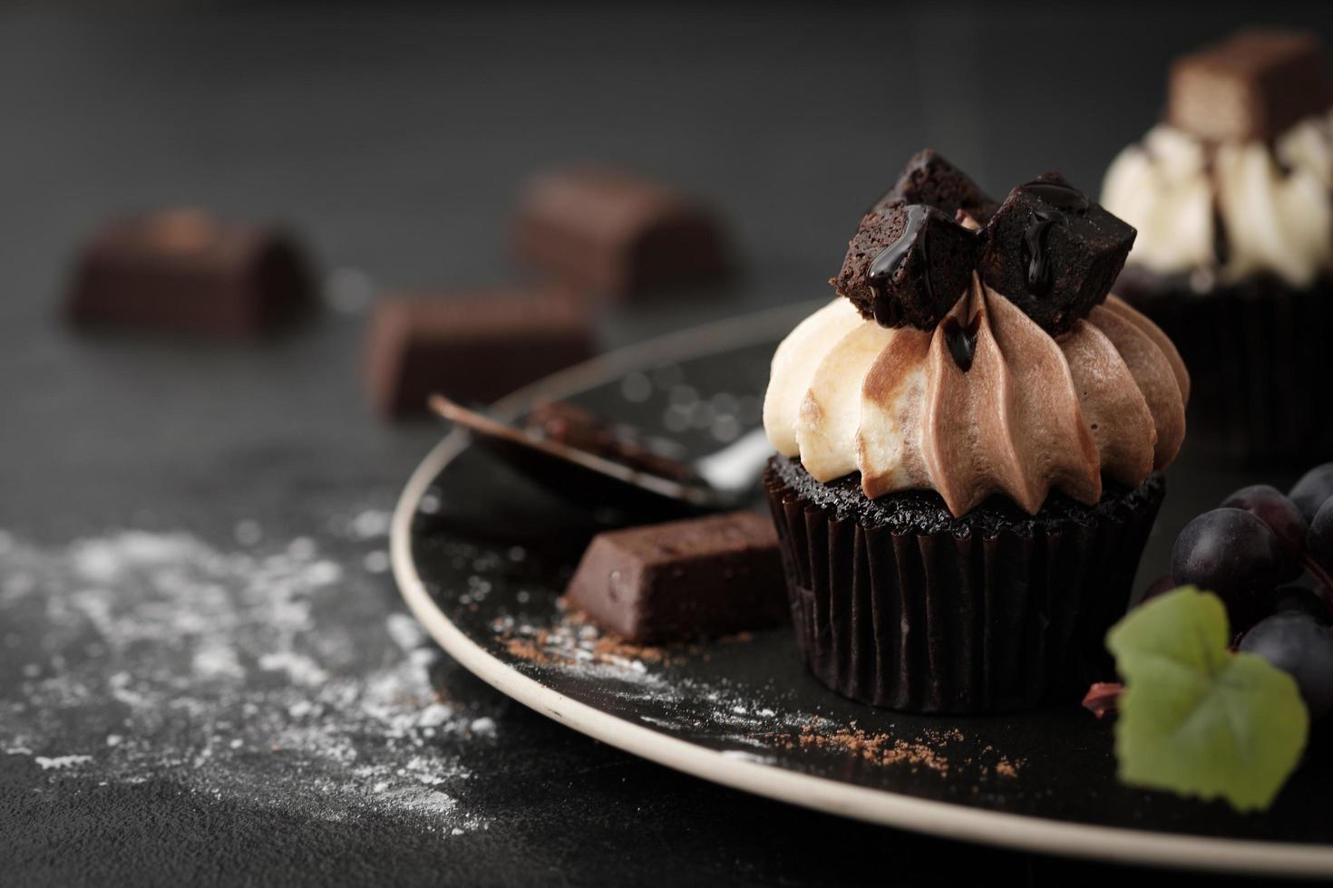Schokoladencupcake auf schwarzem Teller foto
