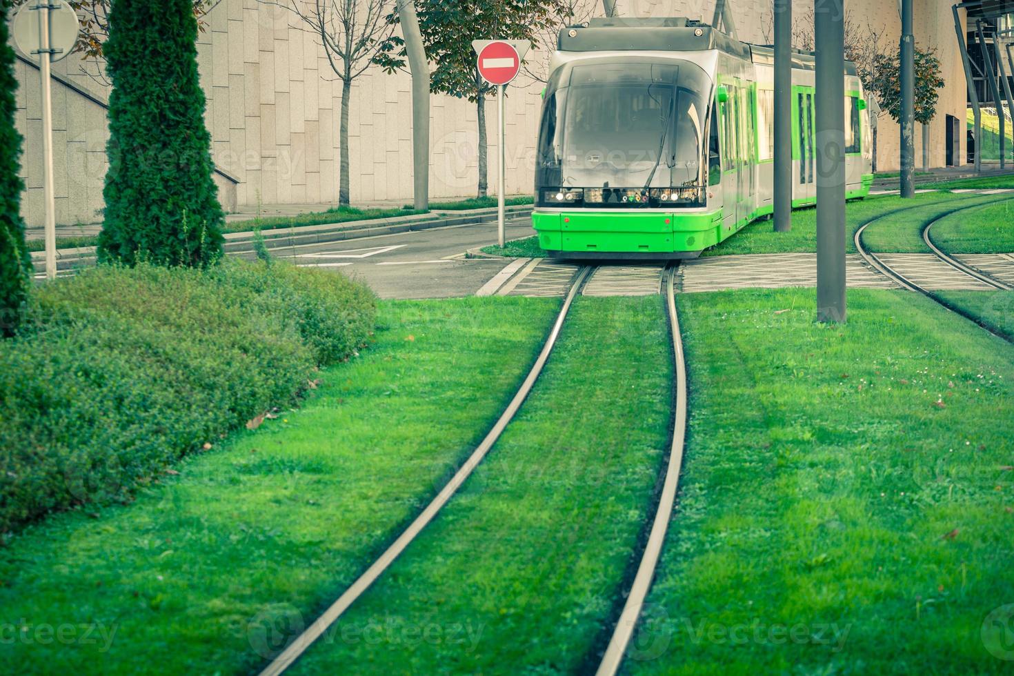 Straßenbahnschienen mit grünem Gras bedeckt foto