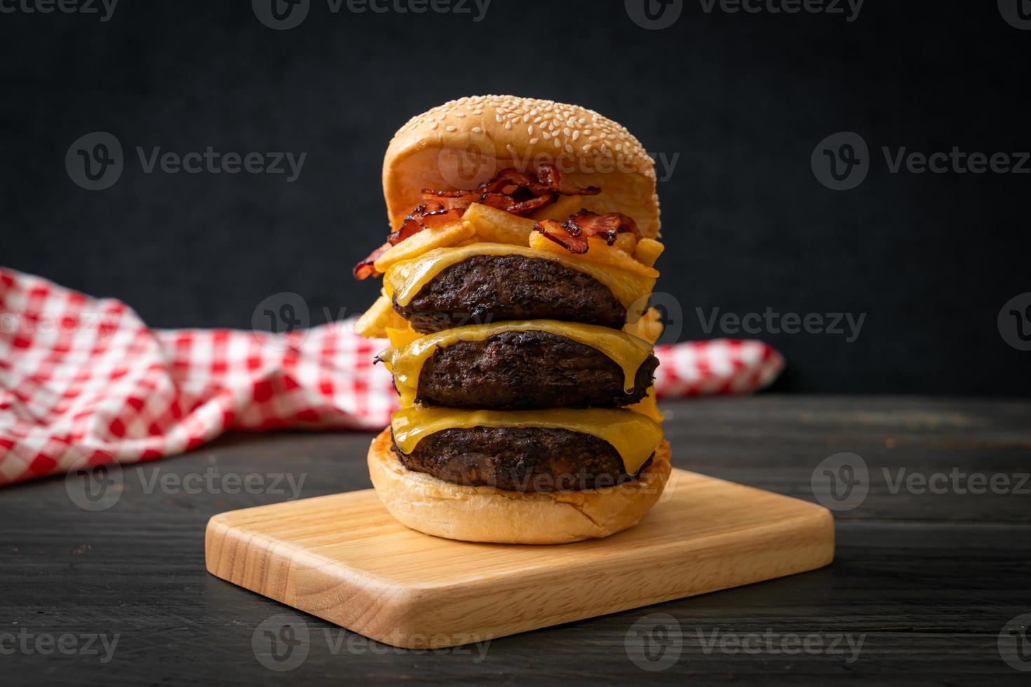 Hamburger oder Beefburger mit Käse, Speck und Pommes frites foto