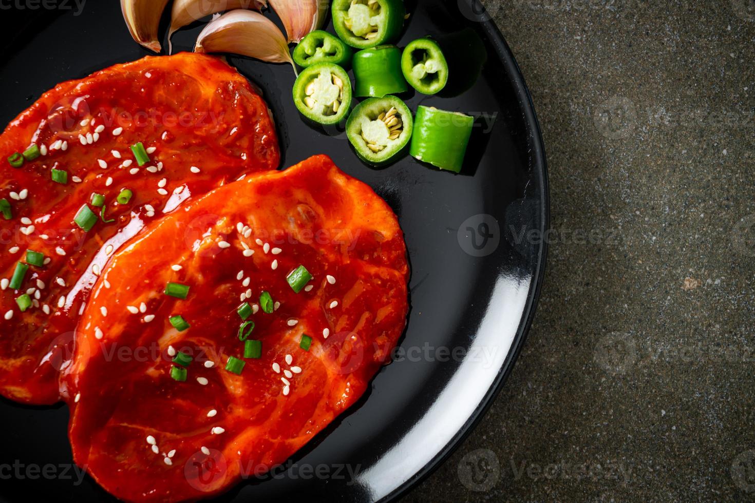 Schweinefleisch koreanisch mariniert oder frisches Schweinefleisch roh mariniert mit koreanischer scharfer Paste foto