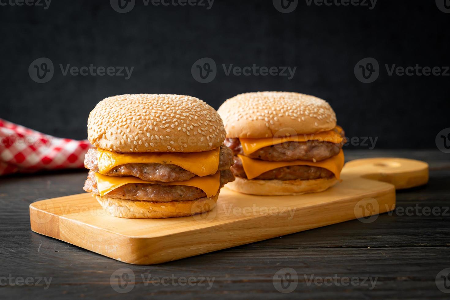 Schweinefleisch-Hamburger oder Schweinefleisch-Burger mit Käse foto