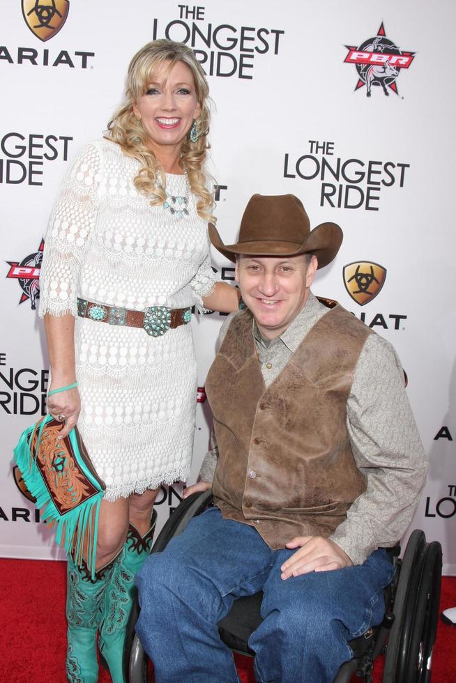 los angeles, 6. feb - tiffany davis, bullrider mitbegründer jerome davis bei der los angeles-premiere der längsten fahrt im tcl chinese theater am 6. april 2015 in los angeles, ca foto