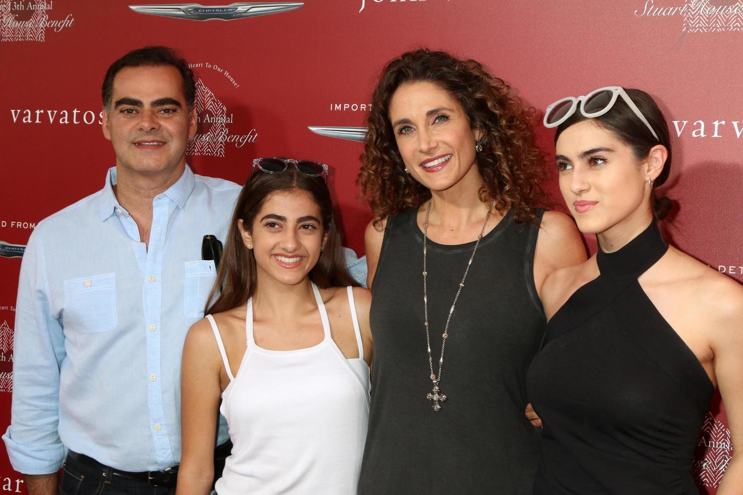 Las Vegas, 17. April - Peter Constantinides, Karina Eleni Constantinides, Melina Kanakaredes, Zoe Constantinides beim John Varvatos 13. jährlichen Stuart House Benefiz im John Varvatos Store am 17. April 2016 in West Hollywood, ca foto