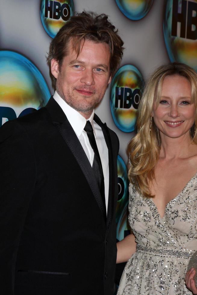 los angeles, 15. jan - james tupper, anne heche kommt zur hbo golden globe party 2012 im beverly hilton hotel am 15. januar 2012 in beverly hills, ca foto