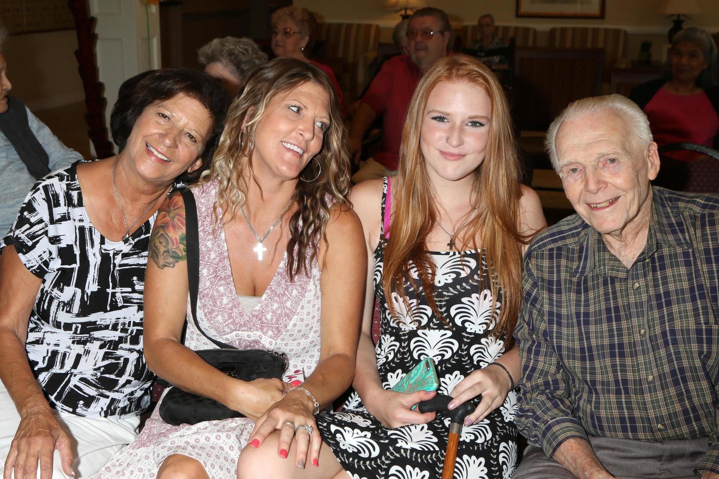 los angeles, 27. juli - tochter, enkelin, urenkelin, norbert wagner beim norbert wagner wunsch seines lebens pam kay und die tap chicks performance im brookdale senior living centre am 27. juli 2016 in loma linda, ca foto