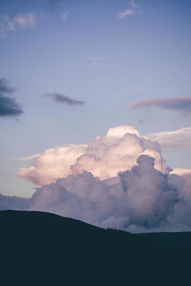 weiße Wolken und blauer Himmel foto