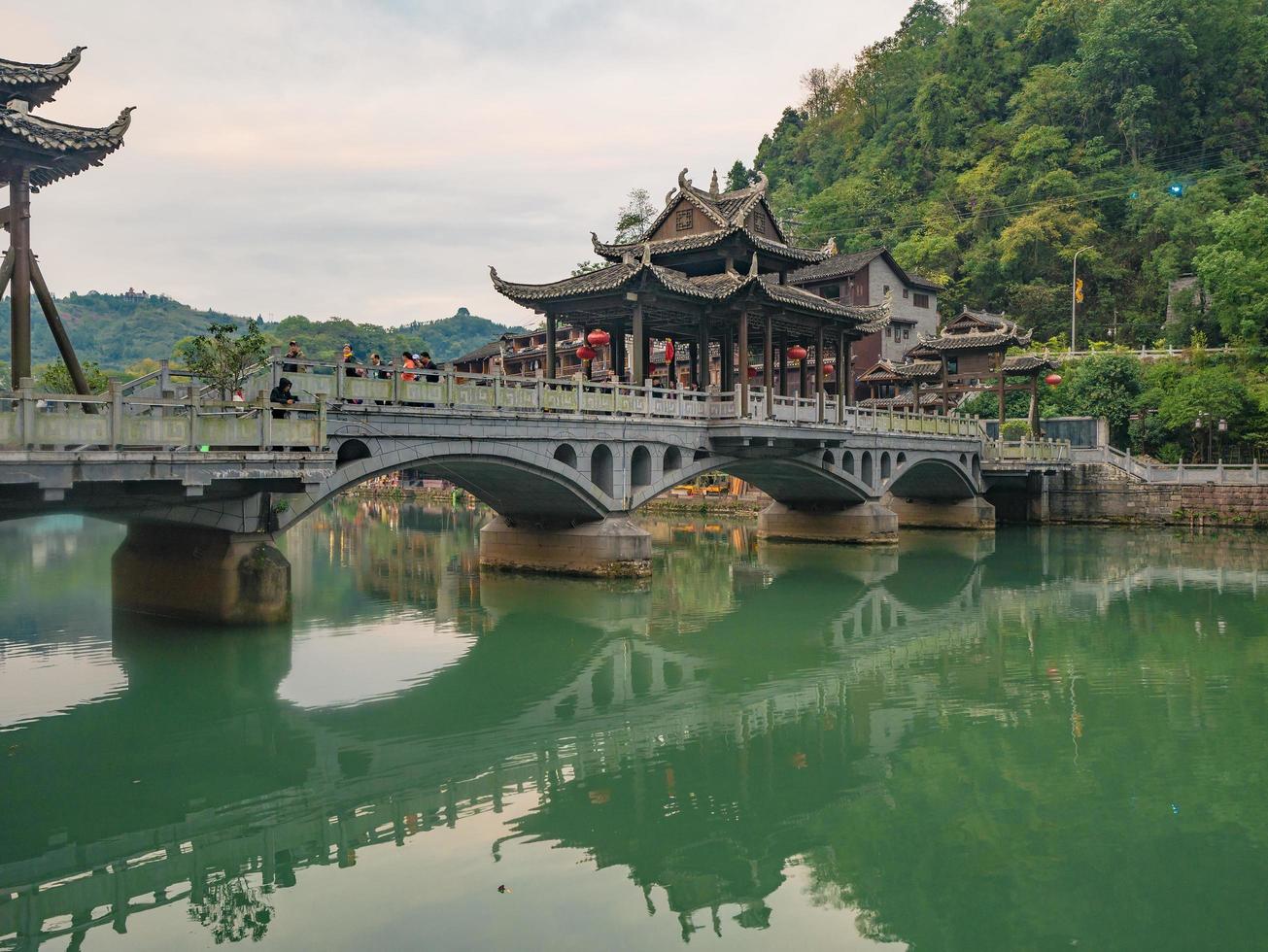 alte stadtbrücke fenghuang mit landschaftsansicht der alten stadt fenghuang .phoenix alte stadt oder fenghuang grafschaft ist eine grafschaft der provinz hunan, china foto