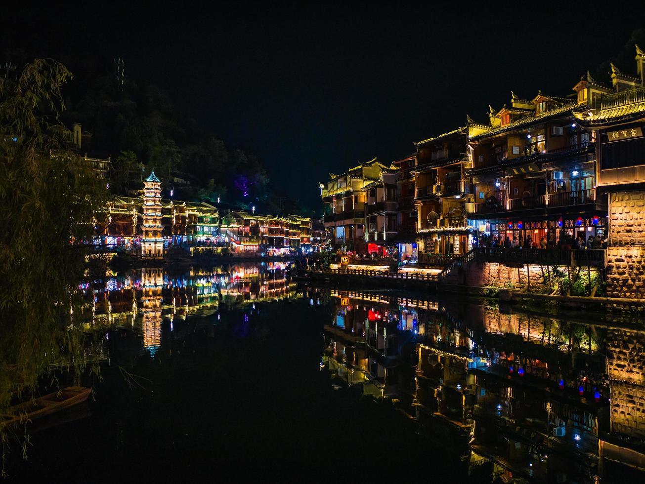 landschaftsansicht in der nacht der alten stadt fenghuang .phoenix alte stadt oder fenghuang grafschaft ist eine grafschaft der provinz hunan, china foto