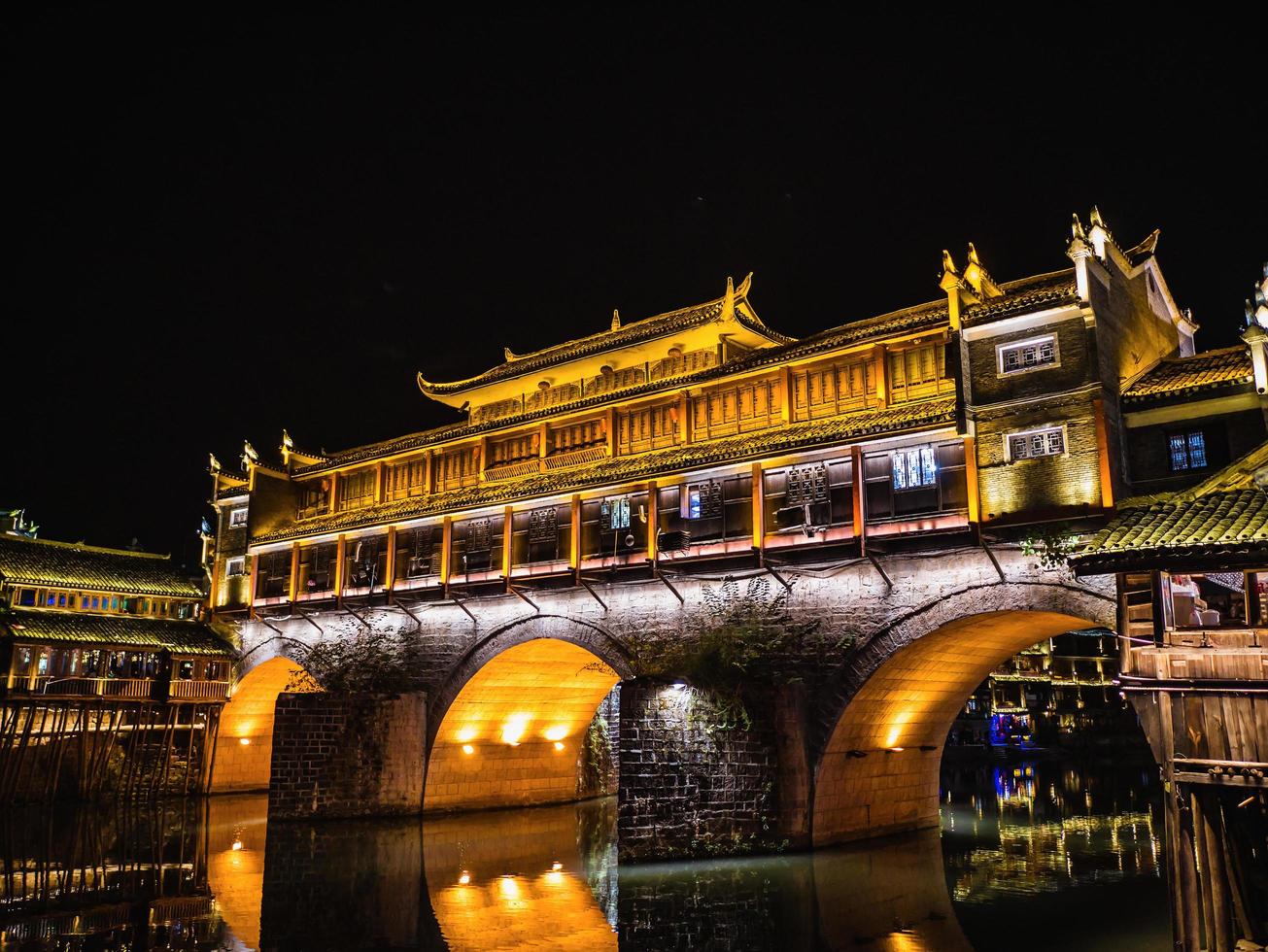 landschaftsansicht in der nacht der alten stadt fenghuang .phoenix alte stadt oder fenghuang grafschaft ist eine grafschaft der provinz hunan, china foto