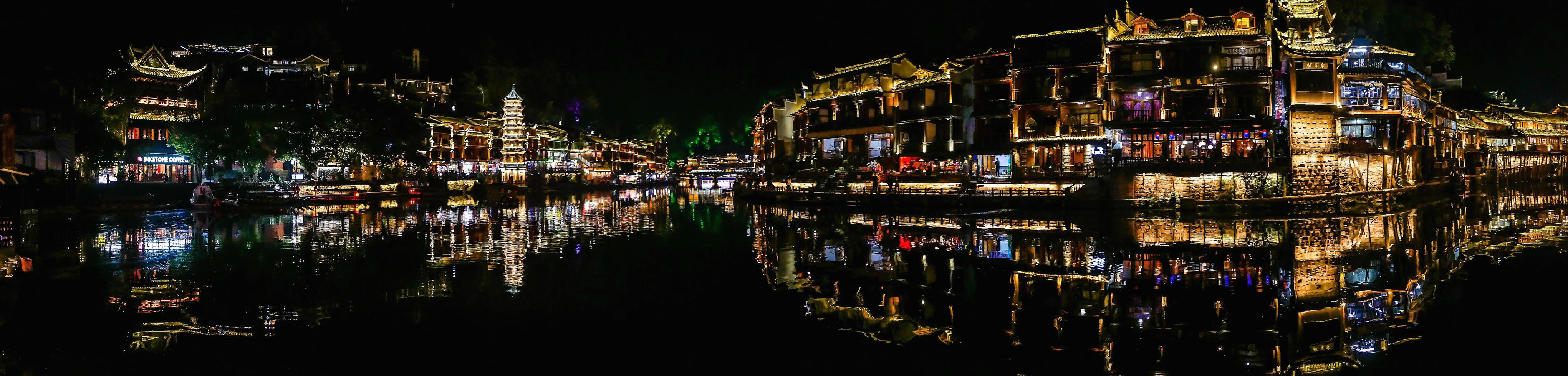 landschaftsansicht in der nacht der alten stadt fenghuang .phoenix alte stadt oder fenghuang grafschaft ist eine grafschaft der provinz hunan, china foto