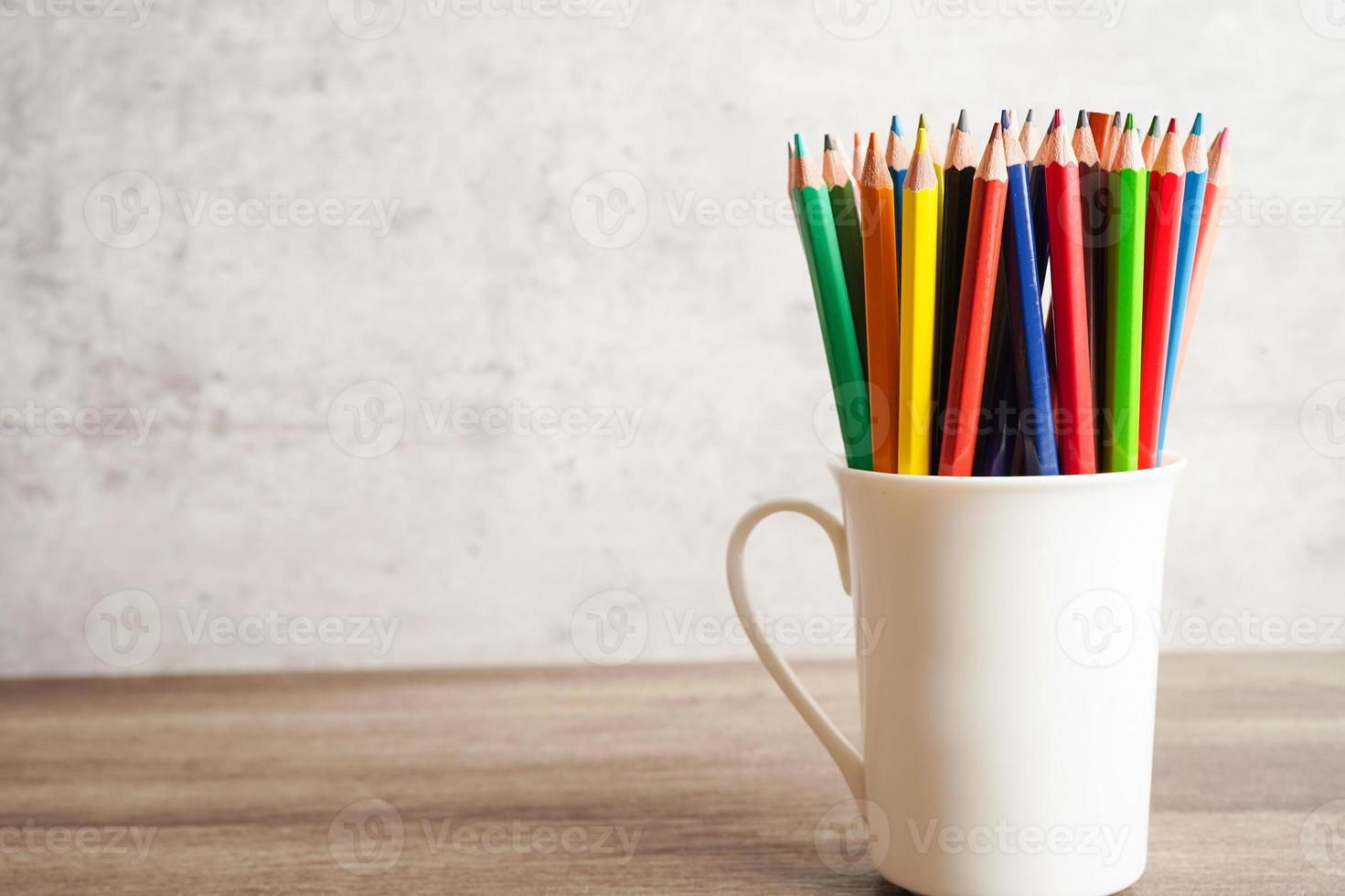 bunte bleistifte im glasgefäß mit kopienraum, lernendes universitätsbildungskonzept. foto