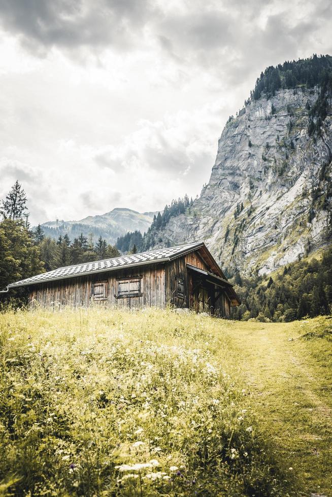 Hütte im Vordergrund der Berge foto