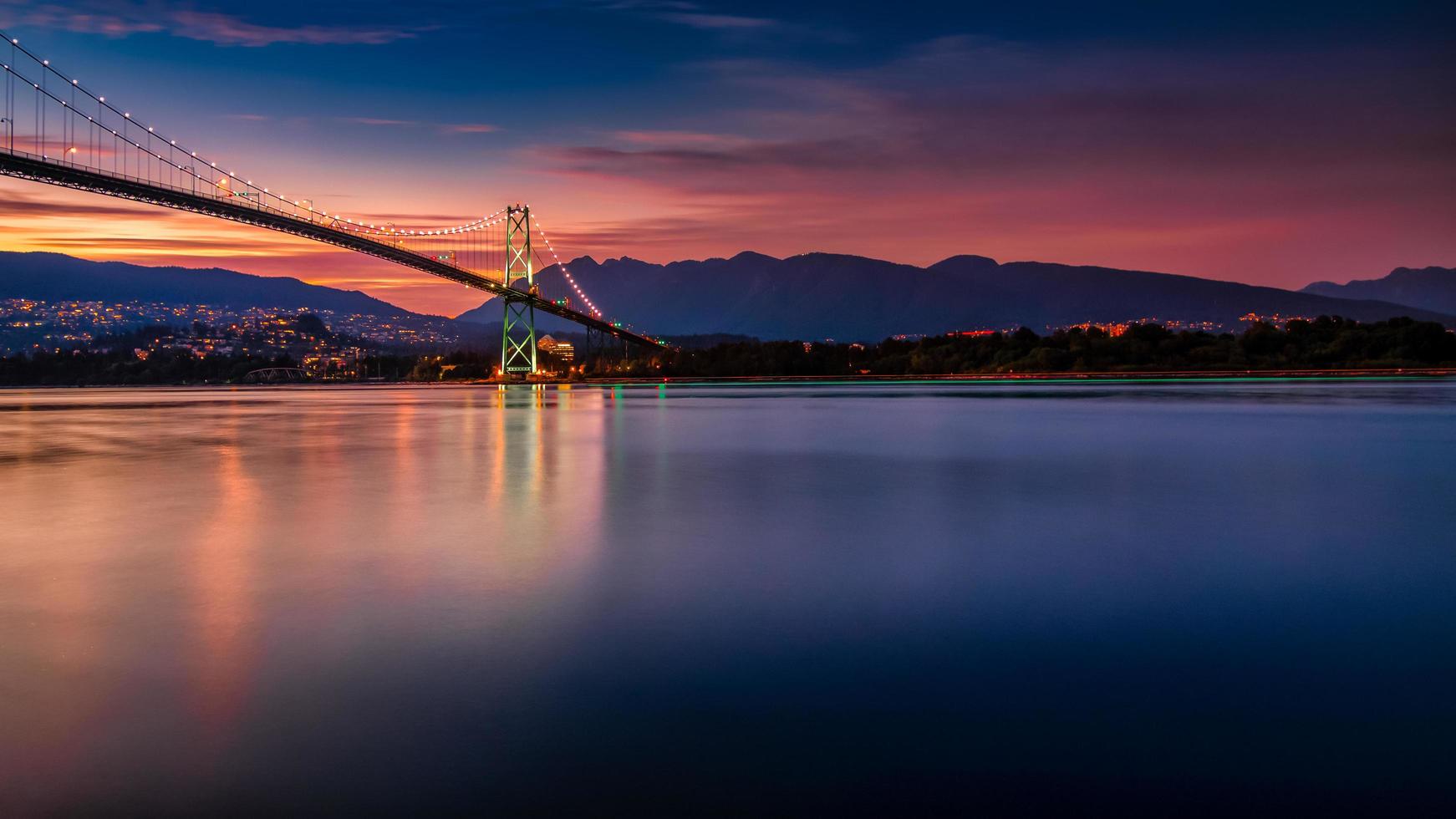 Langzeitbelichtung der Brücke bei Sonnenuntergang foto