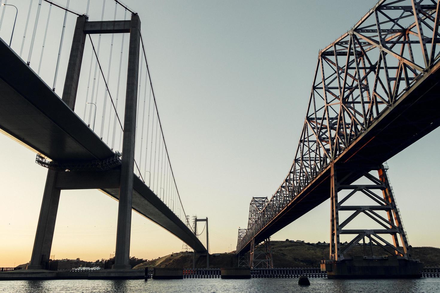 graue Stahlbrücke foto