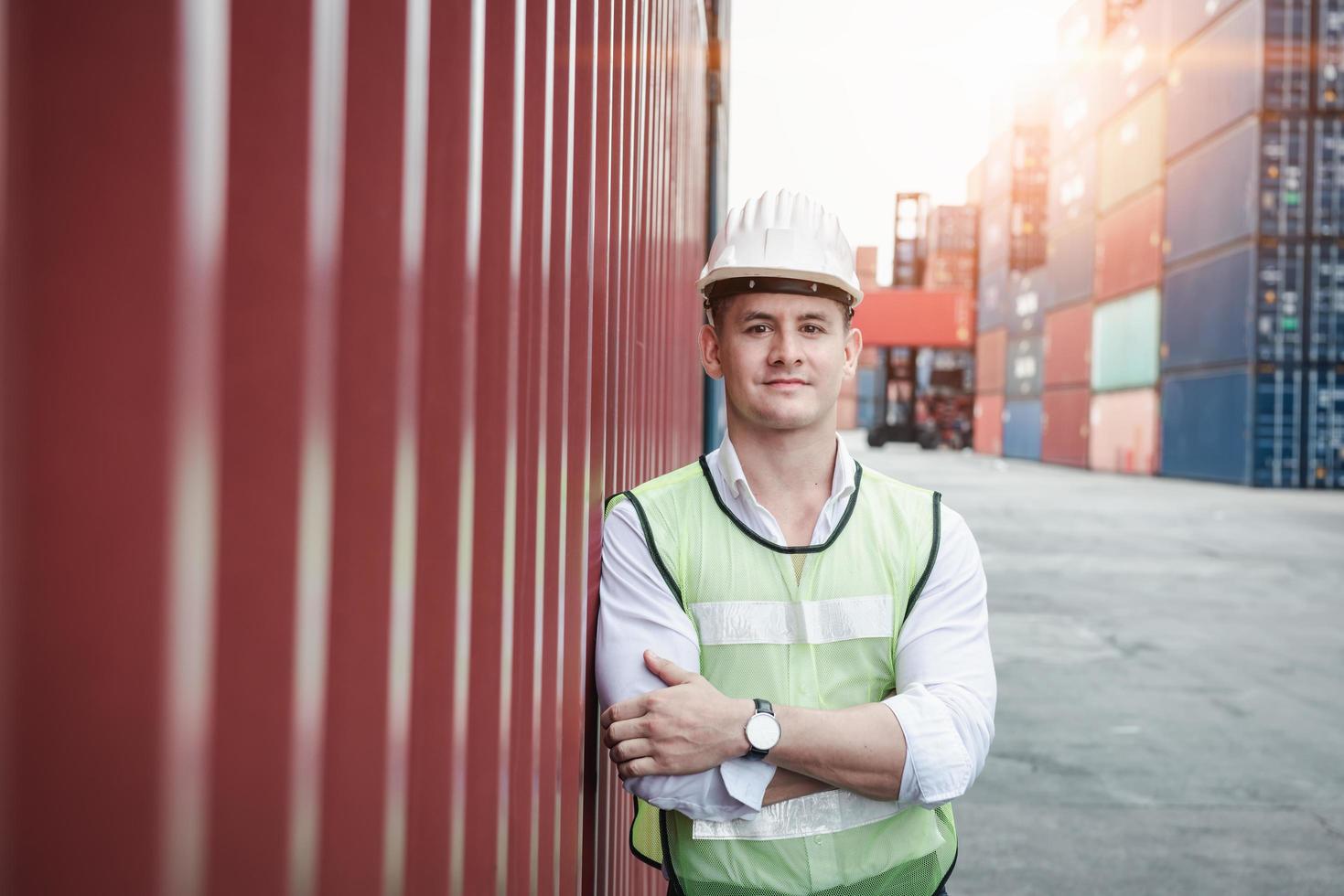 Porträt eines Arbeiters, der in der Containerwerft steht foto