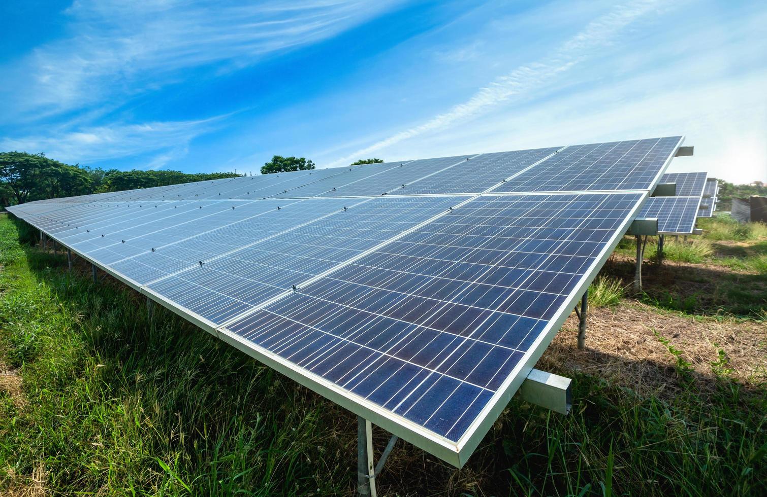 Solarpanel auf blauem Himmel Hintergrund foto