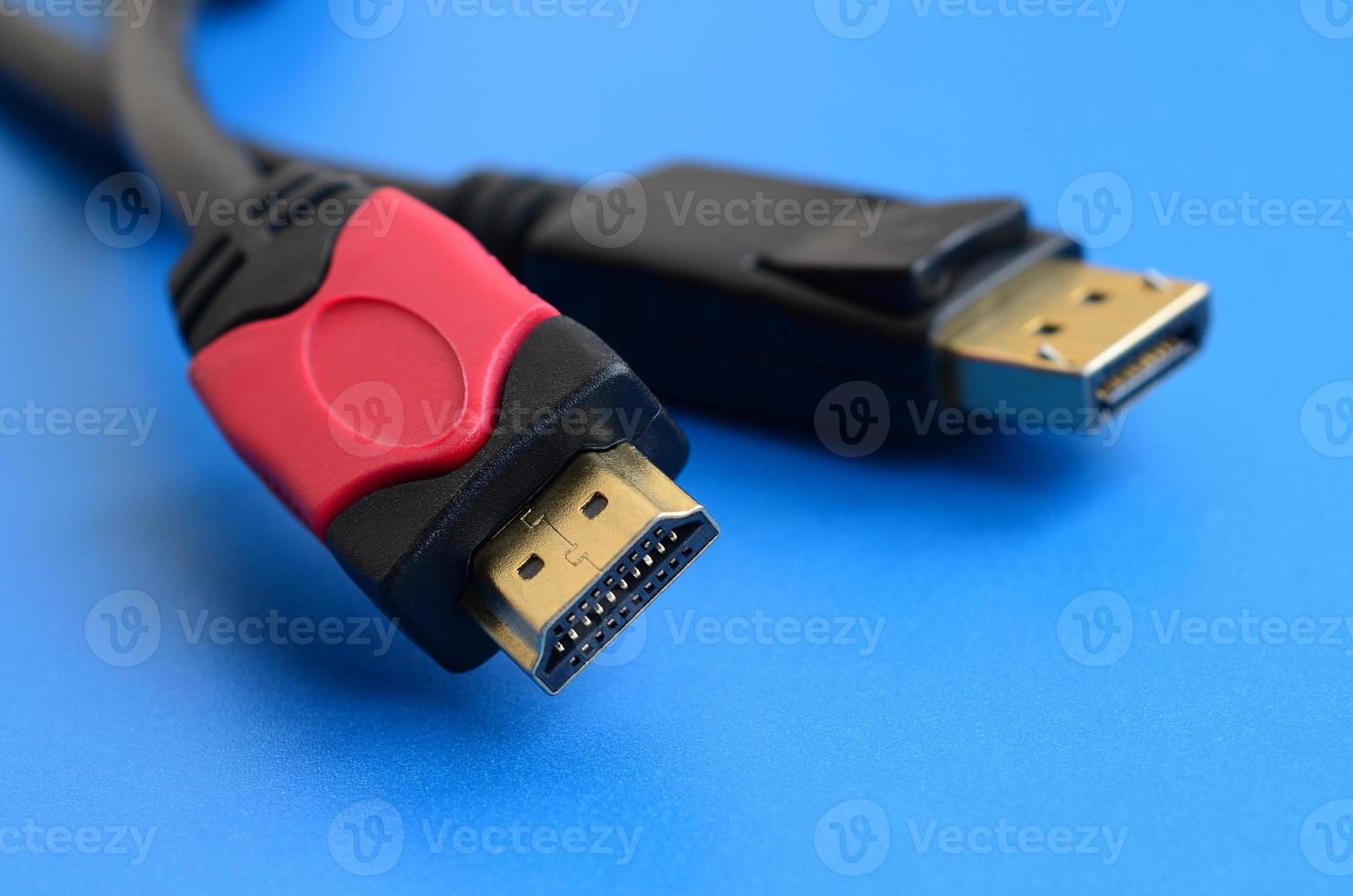 Audio-Video-HDMI-Computerkabelstecker und vergoldeter 20-poliger Displayport-Stecker für eine einwandfreie Verbindung auf blauem Hintergrund foto