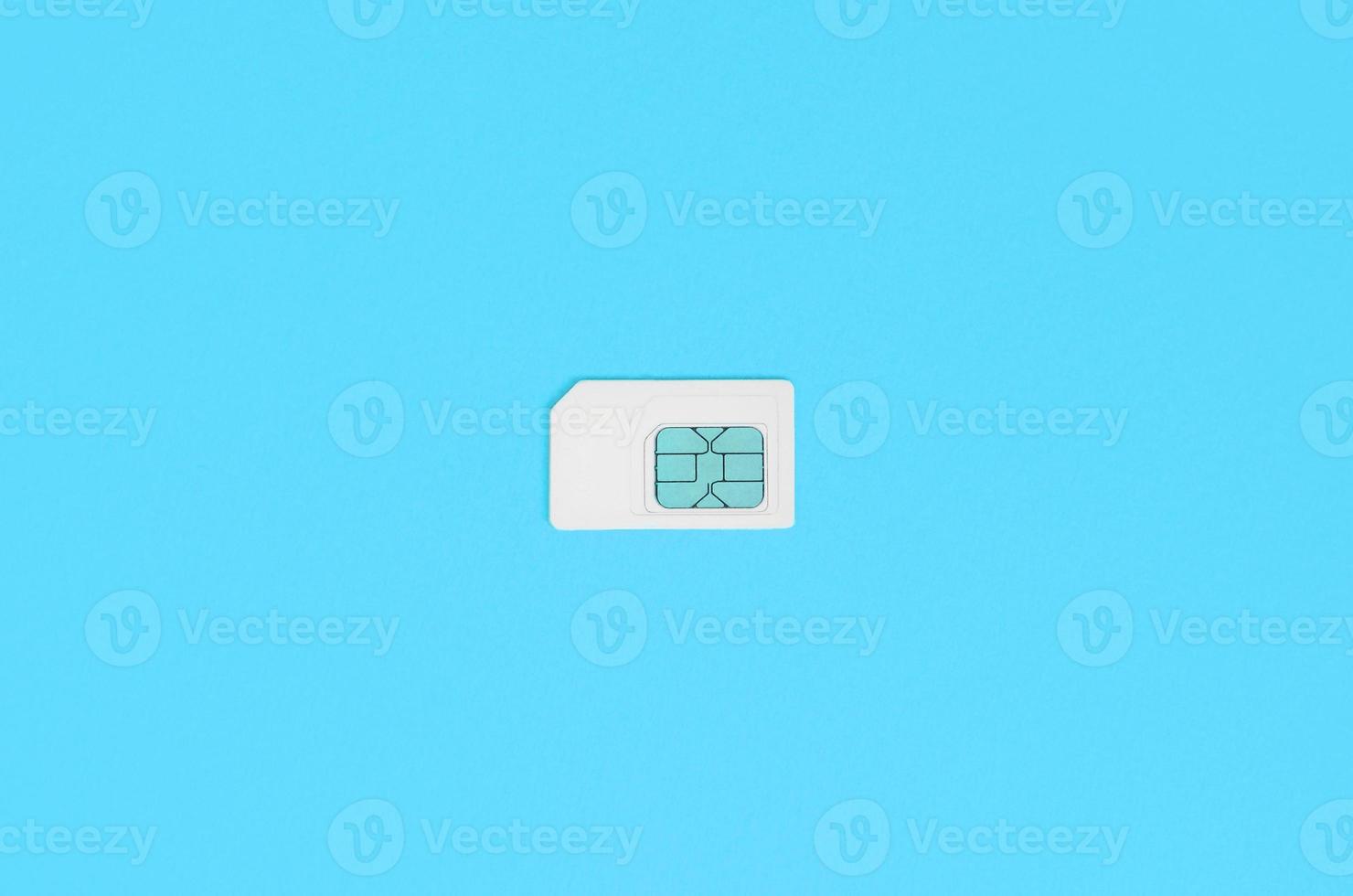 Teilnehmeridentitätsmodul. weiße SIM-Karte auf blauem Hintergrund foto