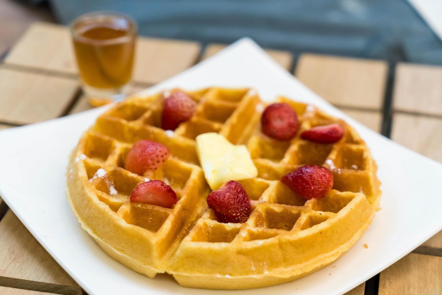 Waffel mit Honig und Erdbeeren foto