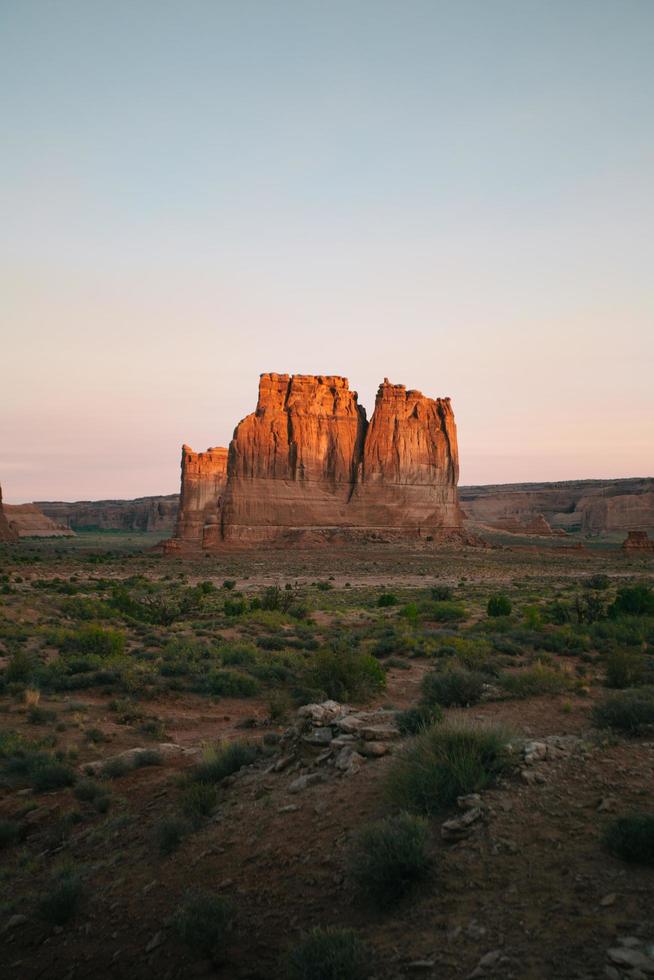 Sonnenaufgang über Felsformation im Bögen-Nationalpark foto