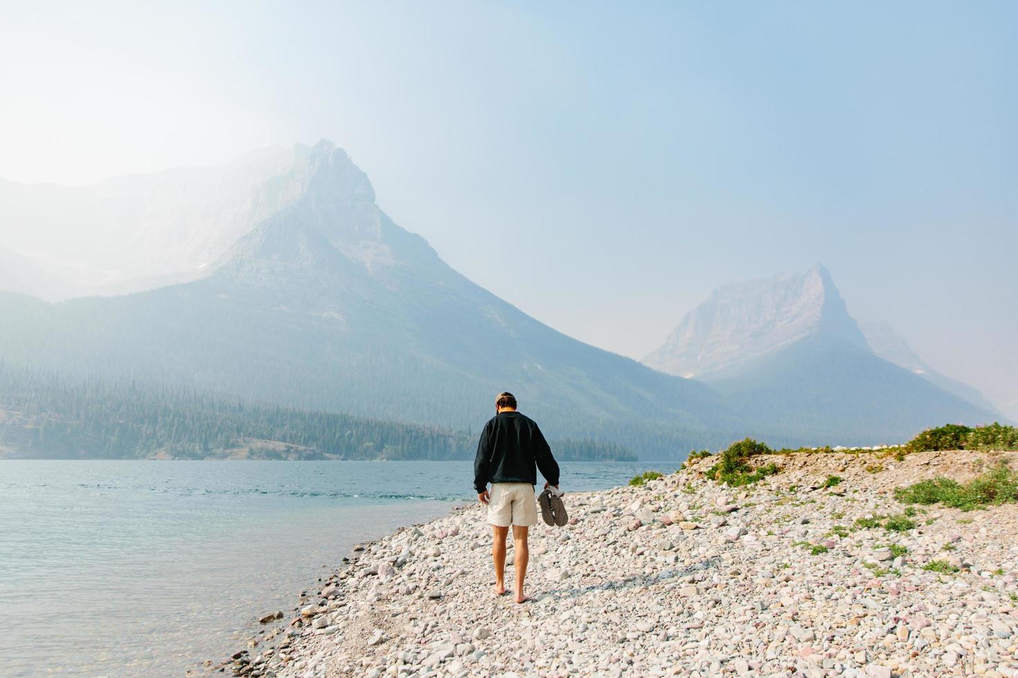 Mann, der entlang Ufer in Montana geht foto