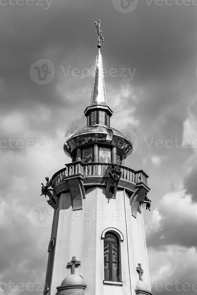 christliches Kirchenkreuz im hohen Kirchturm zum Gebet foto