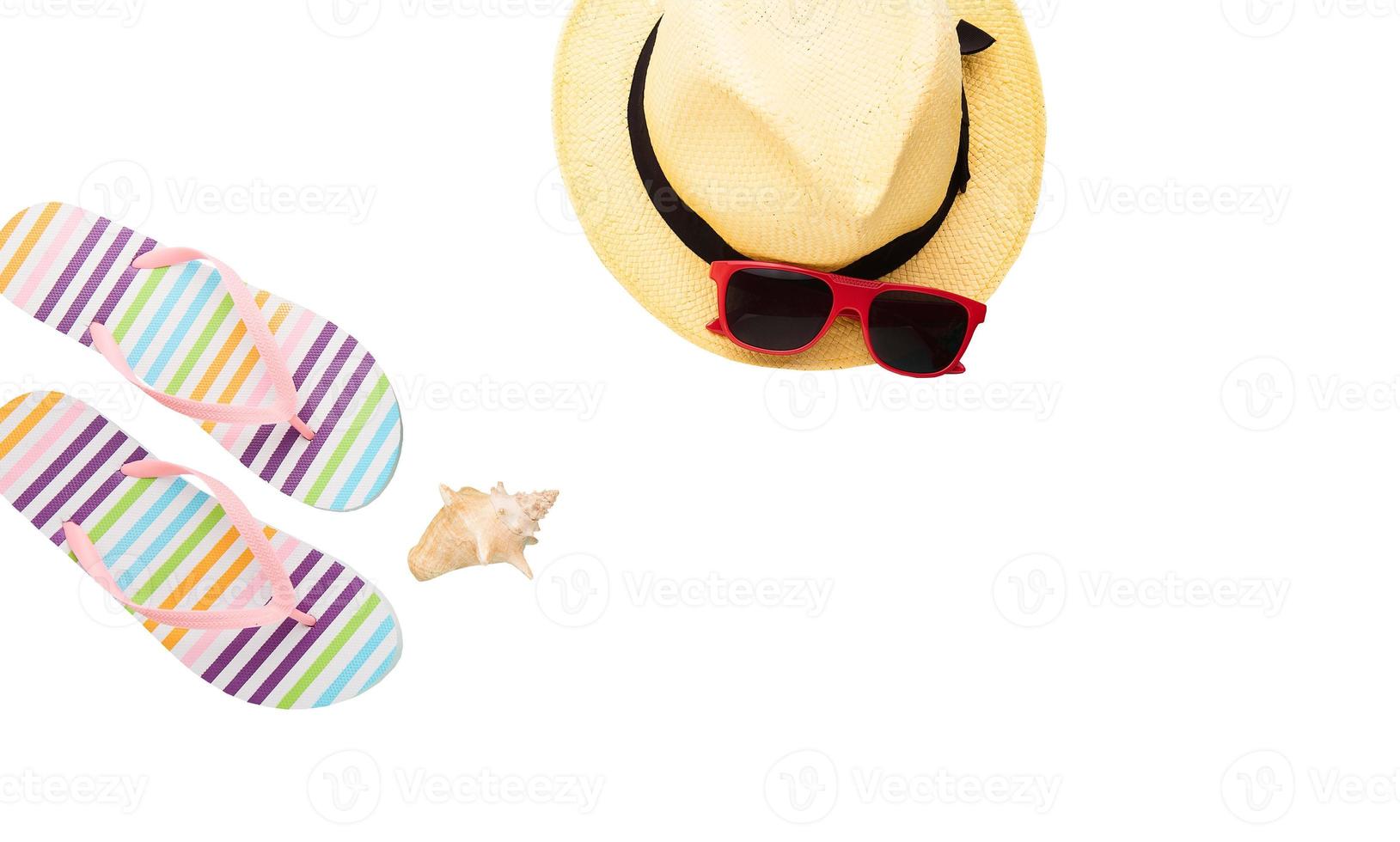 Sommer Accessoires. Schuhe, Hut, Muschel, Sonnenbrille. Sommer Hintergrund isoliert auf weiss. Flip-Flops von oben. gestreifte Hausschuhe foto