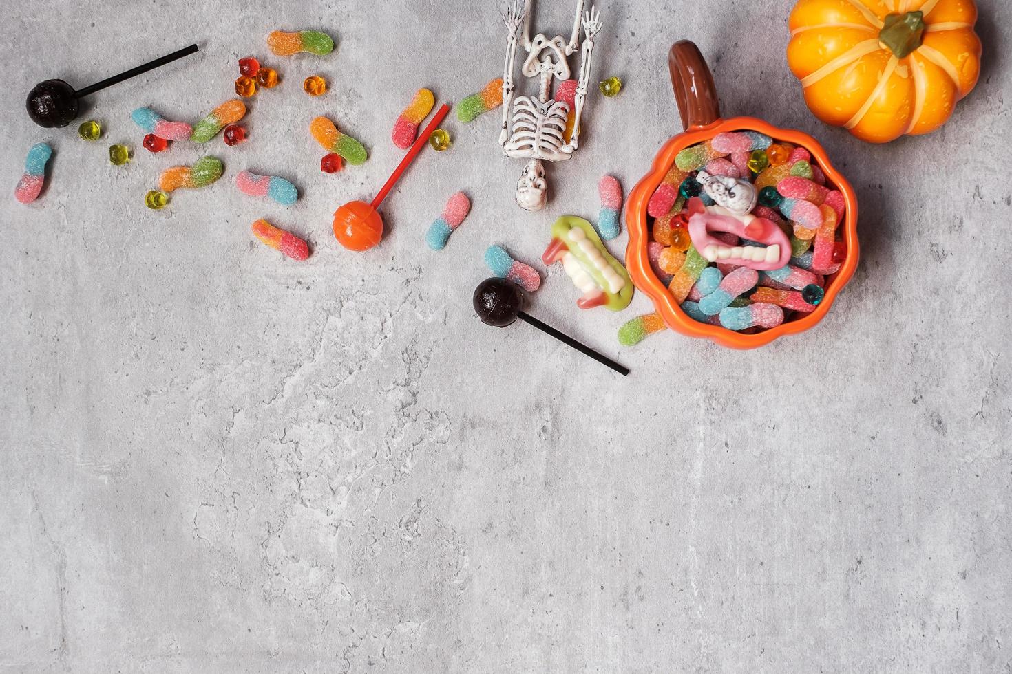 fröhlicher halloween-tag mit geisterbonbons, kürbis, schüssel und dekorativ. trick oder bedrohung, hallo oktober, herbst, festliches, party- und feiertagskonzept foto