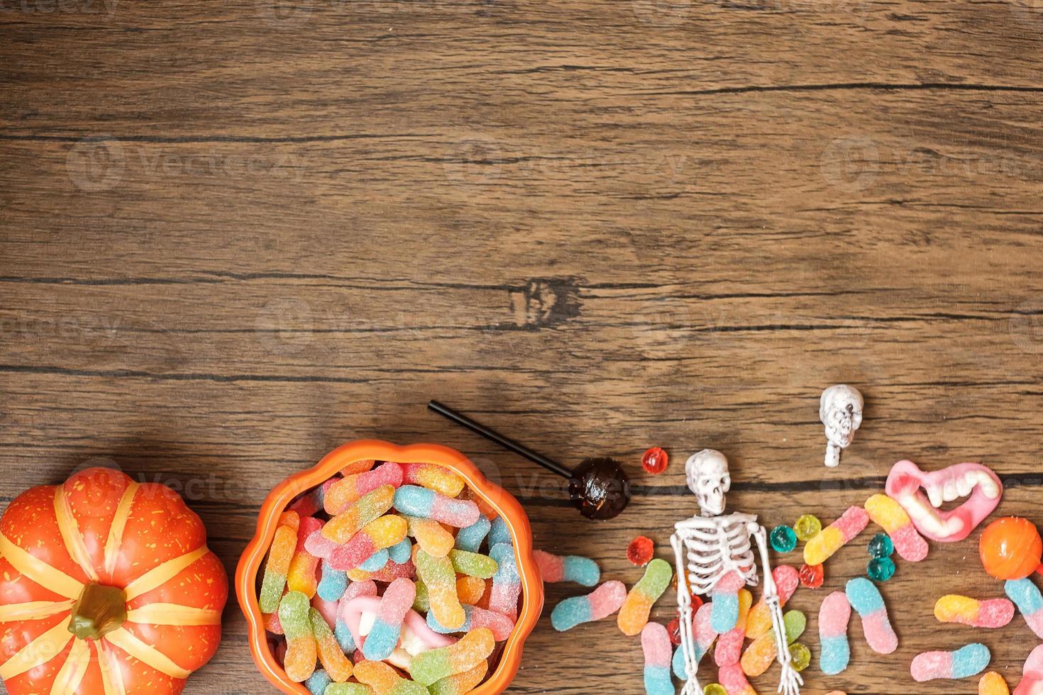 fröhlicher halloween-tag mit geisterbonbons, kürbis, schüssel und dekorativ. trick oder bedrohung, hallo oktober, herbst, festliches, party- und feiertagskonzept foto