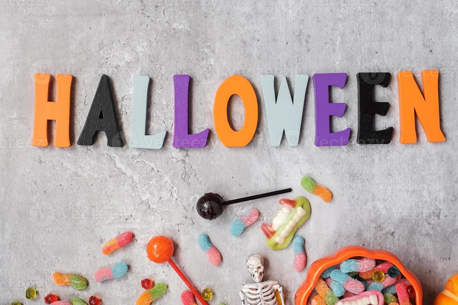 fröhlicher halloween-tag mit geisterbonbons, kürbis, schüssel und dekorativ. trick oder bedrohung, hallo oktober, herbst, festliches, party- und feiertagskonzept foto