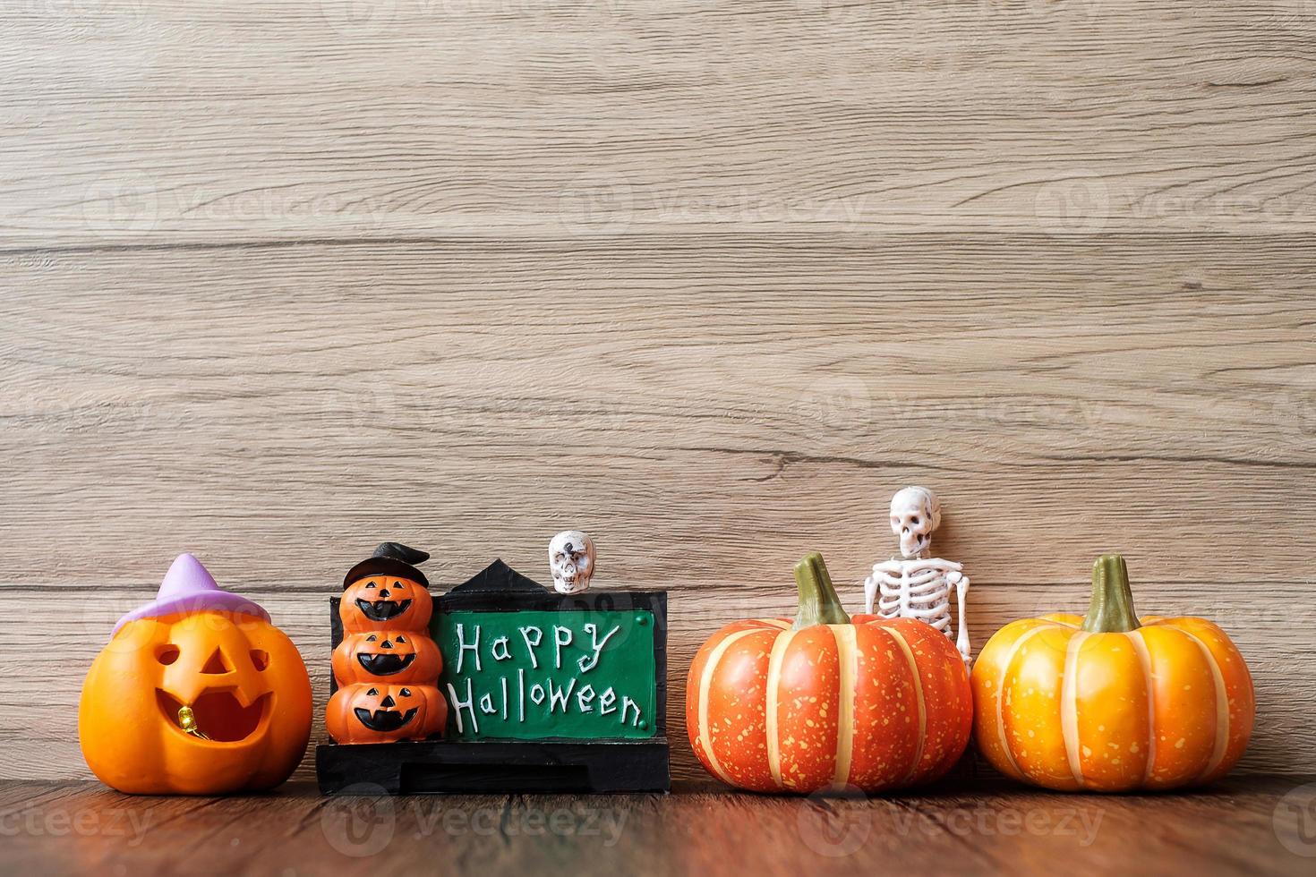 glücklicher halloween-tag mit geist, kürbis, schüssel und dekorativ. trick oder bedrohung, hallo oktober, herbst, festliches, party- und feiertagskonzept foto