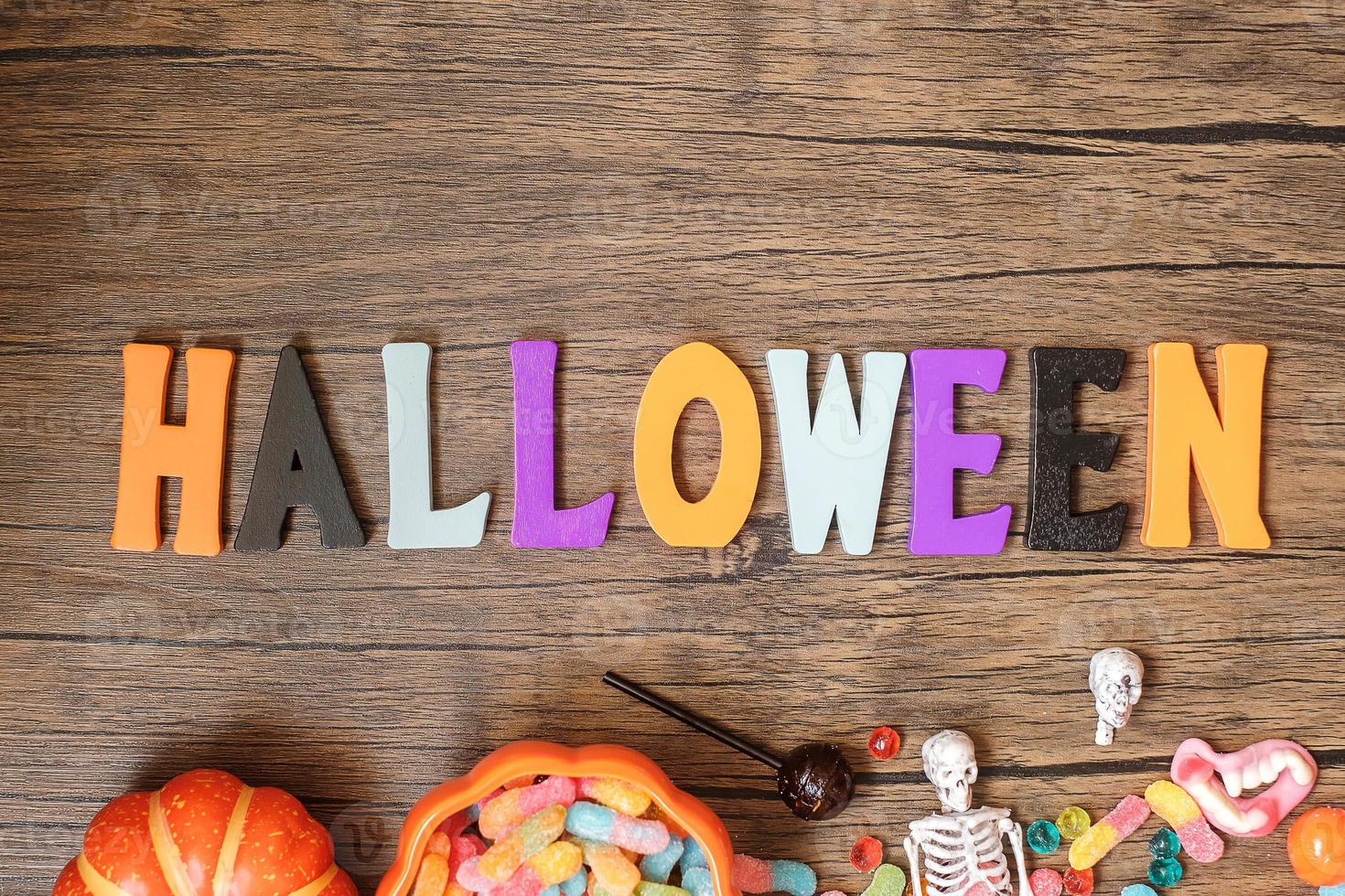 fröhlicher halloween-tag mit geisterbonbons, kürbis, schüssel und dekorativ. trick oder bedrohung, hallo oktober, herbst, festliches, party- und feiertagskonzept foto