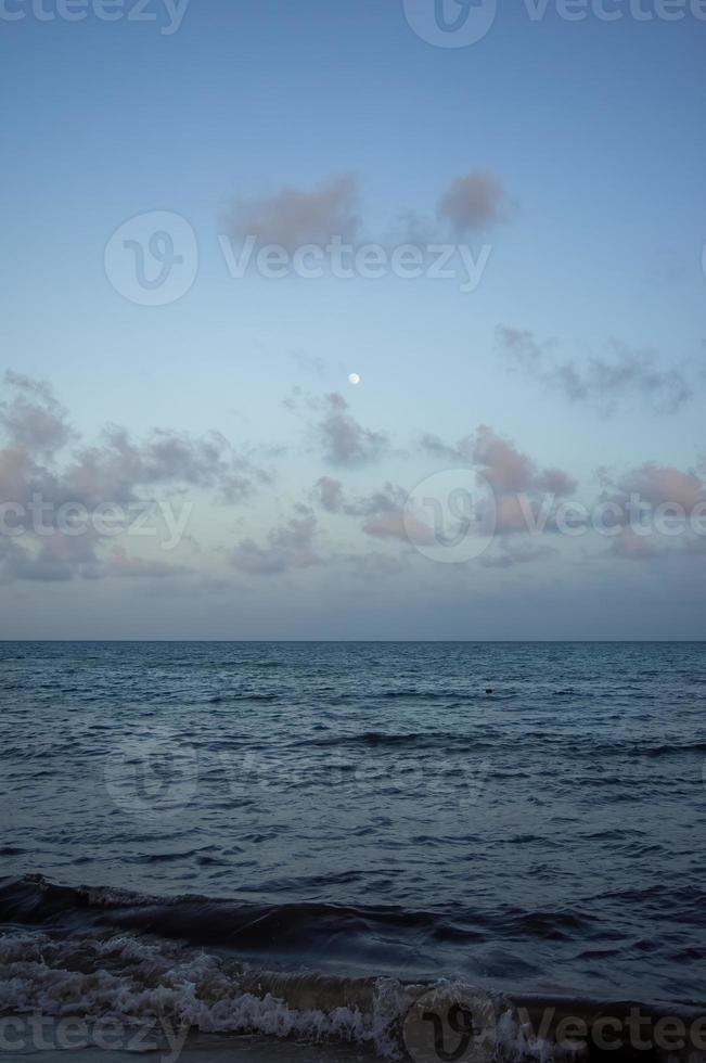 See von Chapala, Jalisco Mexiko, See bei Sonnenuntergang mit Fischerbooten, Sonnenreflexion auf dem See, Mexiko foto