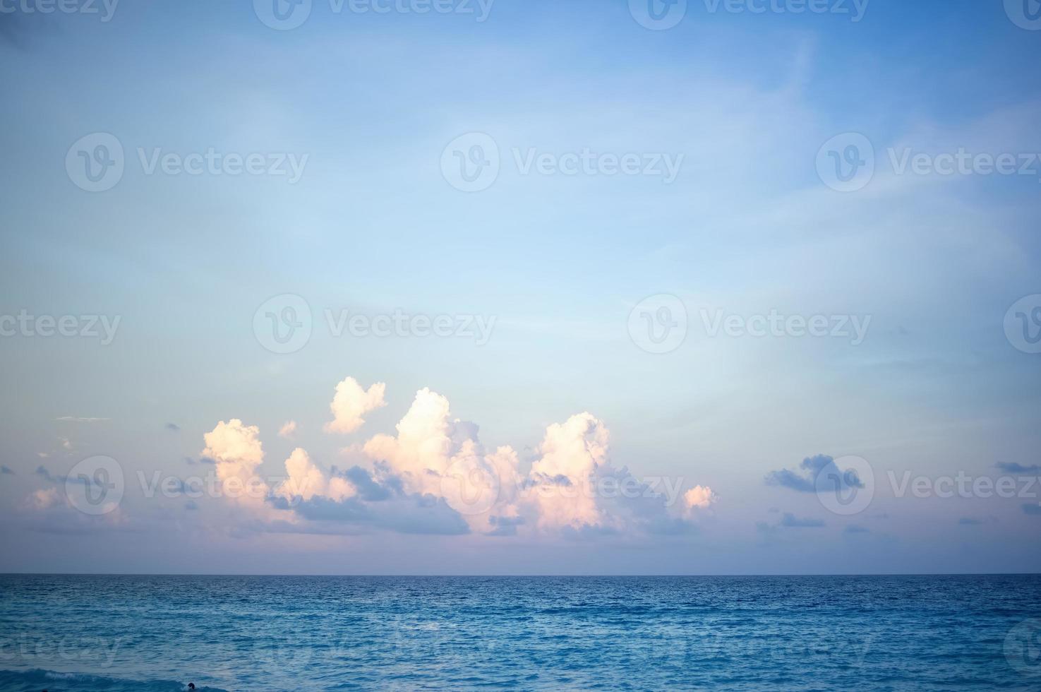 See von Chapala, Jalisco Mexiko, See bei Sonnenuntergang mit Fischerbooten, Sonnenreflexion auf dem See, Mexiko foto